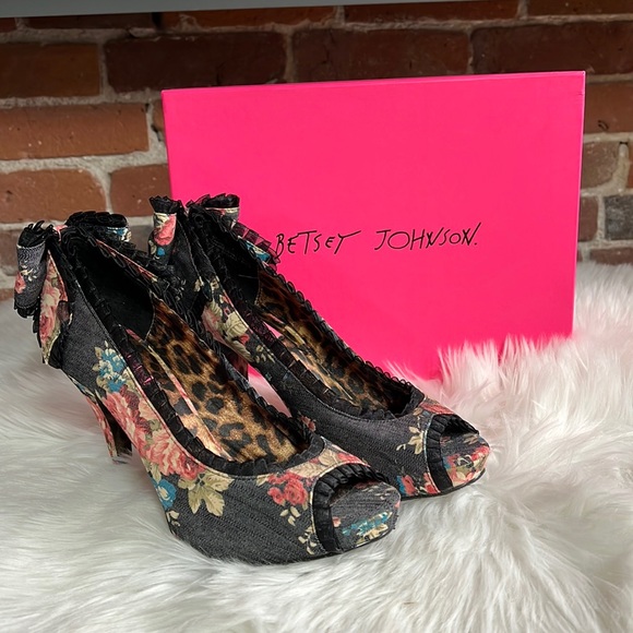 ❌ Betsey Johnson Floral Bow “Cammie” Heels - Picture 1 of 9